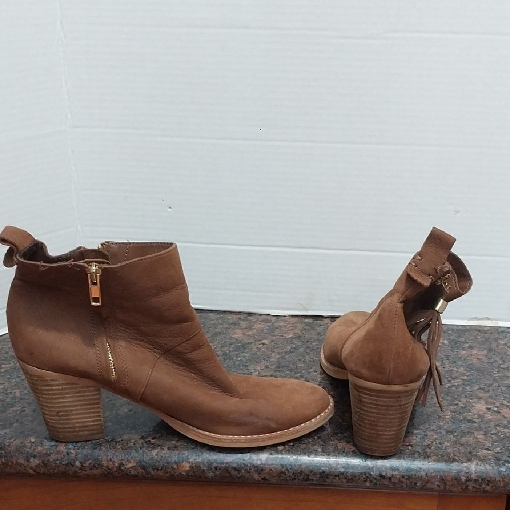 Steve Madden Brown Heeled Boots with Classic Design...SIZE 9...EUC